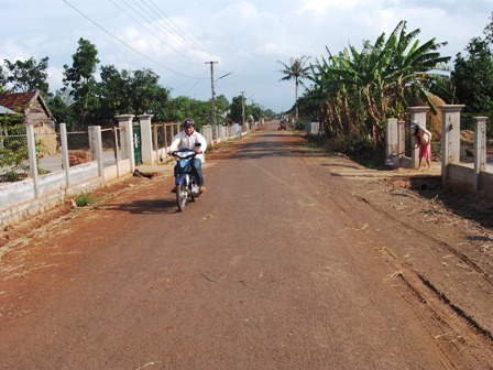 Đường giao thông nông thôn ở Ea Kuăng đã khang trang, sạch đẹp. (Ảnh: Minh Thông)