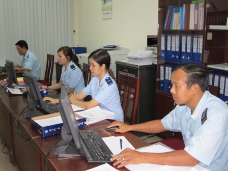 Cán bộ Chi cục Hải quan Buôn Ma Thuột trong giờ làm việc.