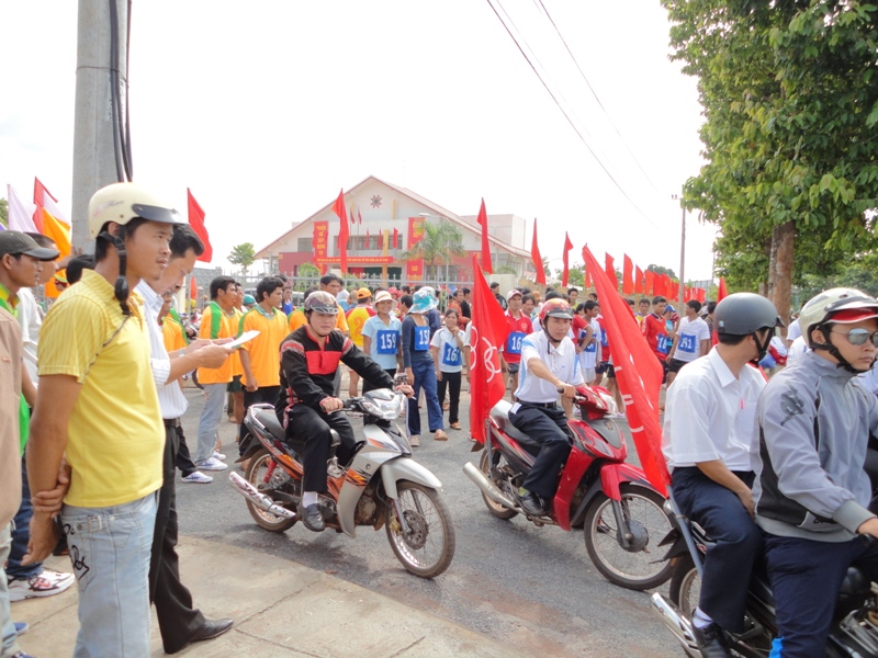 VĐV các đoàn chạy biểu dương lực lượng