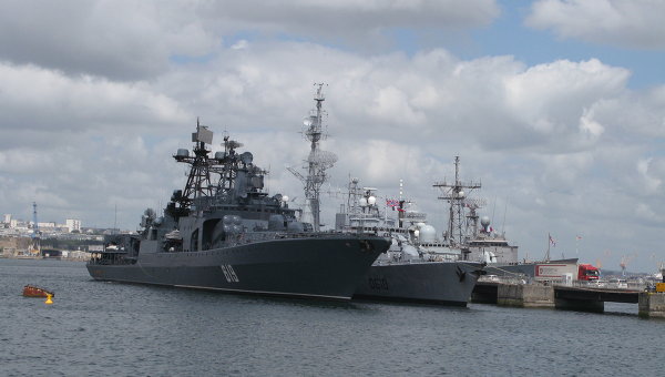 Tàu khu trục Severomorsk (trái) của Hạm đội Biển Bắc