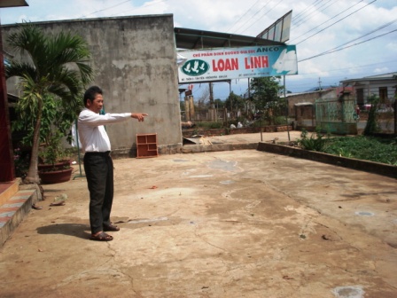 Ông Bùi Thanh Vân cho biết: khoảng sân trống này là địa điểm tổ chức các cuộc họp dân của thôn 3.