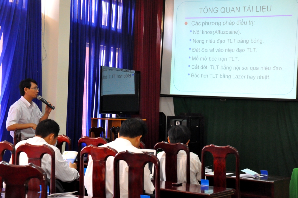 Bác sỹ Phạm Hòa Anh (đứng) đang trình bày đề tài của nhóm nghiên cứu tại hội nghị