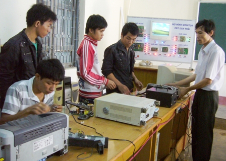 Dạy nghề sửa chữa điện tử cho thanh niên dân tộc thiểu số ở huyện Krông Pak.