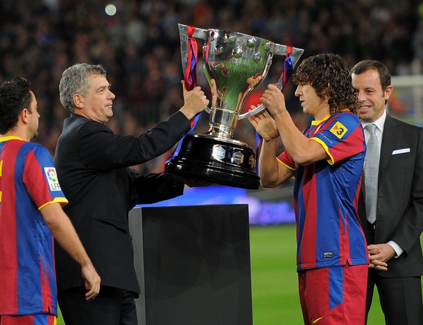 Puyol nhận chiếc Cúp vô địch thứ 21 trong lịch sử của đội chủ sân Nou Camp