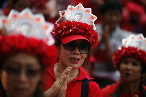 Người biểu tình đội mũ có hình cựu thủ tướng Thaksin Shinawatra 