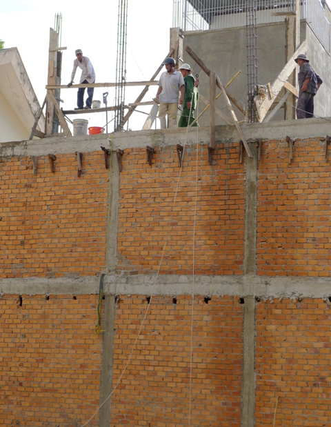 Với độ cao hàng chục mét nhưng công nhân xây dựng vẫn không hề có đai an toàn và bảo hộ lao động.