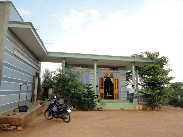 Những ngôi nhà khang trang mọc lên ngày một nhiều ở các buôn đồng bào dân tộc thiểu số xã Ea Bông.