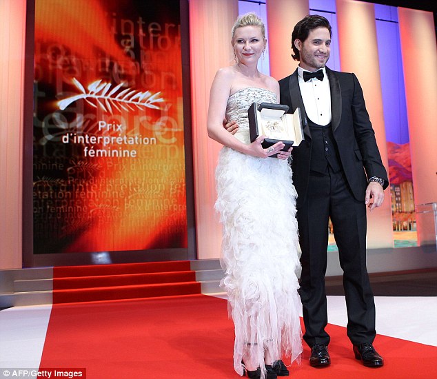 Kirsten Dunst nhận giải Nữ diễn viên xuất sắc từ nam diễn viên Edgar Ramirez.