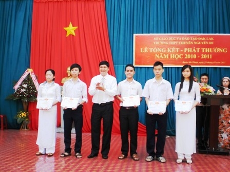 Ông Phạm Đăng Khoa, Hiệu trưởng Trường THPT Chuyên Nguyễn Du trao giấy khen và quà cho các học sinh xuất sắc.