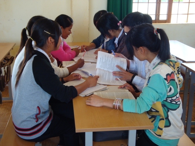 Học sinh Trường THPT Nguyễn Văn Cừ (huyện Krông Buk) học nhóm để chuẩn bị cho kỳ thi tốt nghiệp THPT năm 2011. 