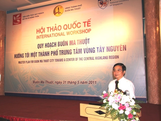 Chủ tịch UBND thành phố Buôn Ma Thuột Huỳnh Ngọc Luân phát biểu tại Hội thảo (Ảnh: Gia Thịnh)