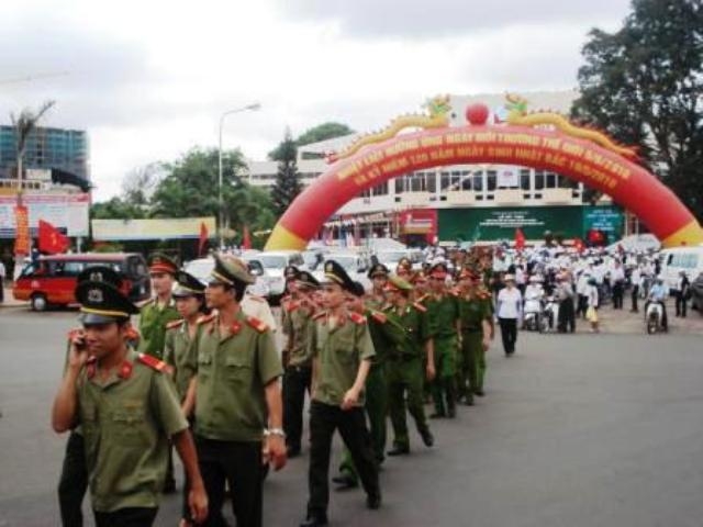 Các đơn vị tổ chức đi bộ hưởng ứng Ngày Môi trường thế giới năm 2011.