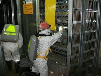 Công nhân đang làm việc bên trong nhà máy Fukushima 1. Ảnh minh họa