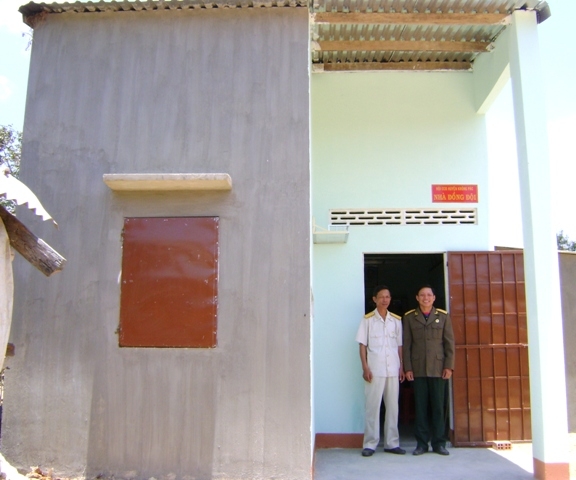 Niềm vui của CCB Đỗ Xuân Tại (bên phải) khi căn nhà đồng đội hoàn thành.