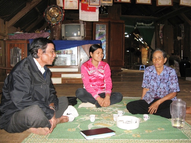 Cán bộ ngành lao động – thương binh – xã hội xã Ea Bông thường xuyên đến thăm và tuyên truyền về phòng chống tai nạn đuối nước trẻ em với các gia đình đồng bào dân tộc thiểu số tại các buôn làng.