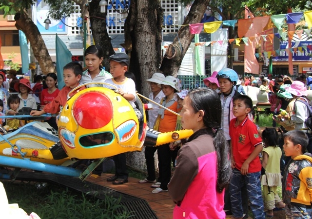 Trong dịp hè, Nhà Văn hóa Thanh thiếu nhi tỉnh luôn tổ chức nhiều trò chơi cho các em. (Ảnh: Hoàng Gia)