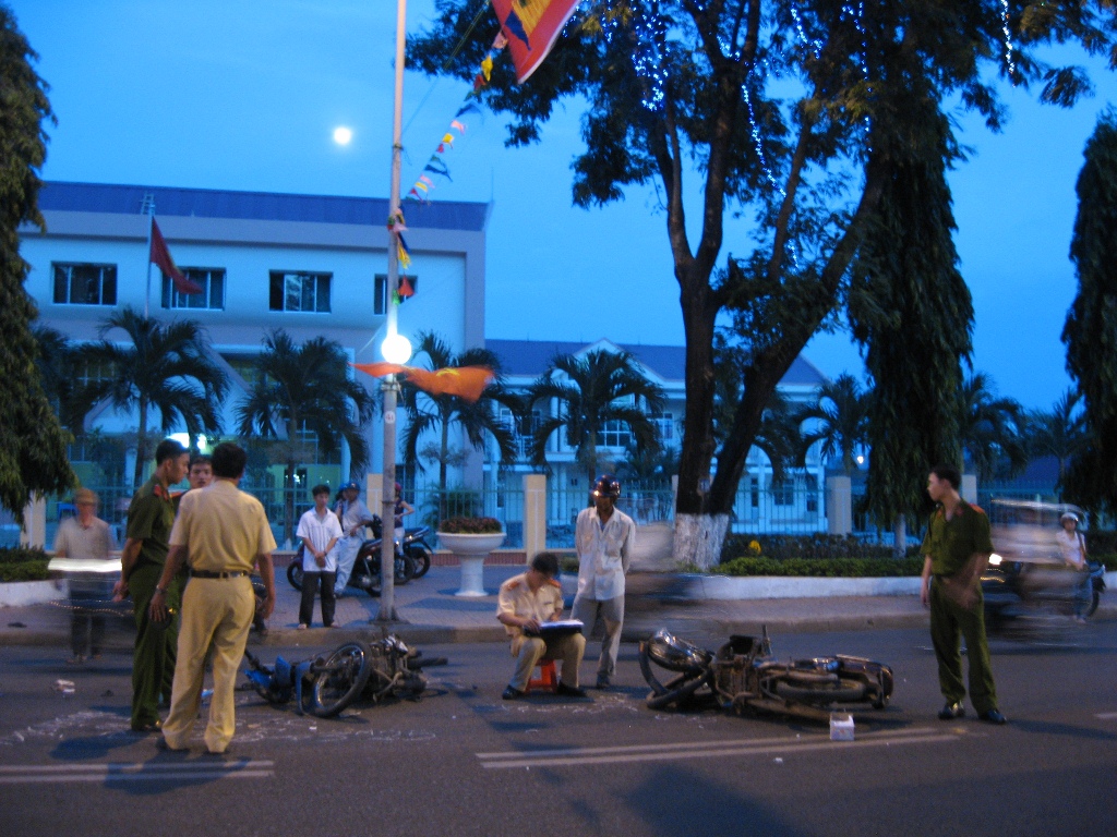 Lực lượng cảnh sát giao thông đang giải quyết vụ tai nạn giao thông trên đường Lê Duẩn, TP. Buôn Ma Thuột (Ảnh: H.G))