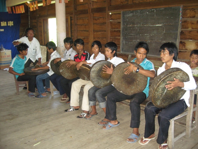 Một đội chiêng trẻ ở xã Yang Mao hăng say luyện tập chờ ngày thi tài.