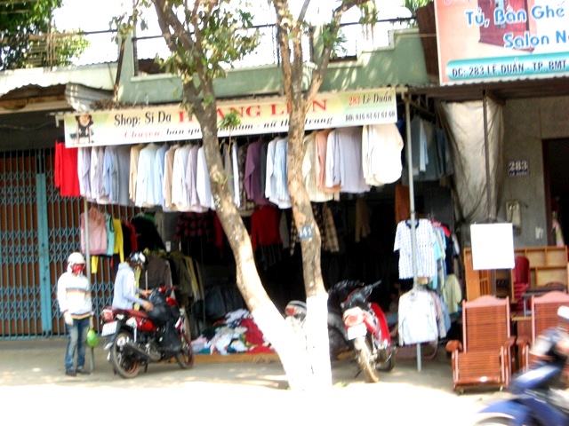 Một cửa hàng bán đồ "si đa" trên đường Lê Duẩn.