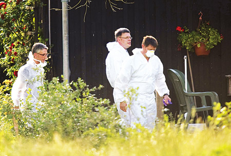 Các chuyên gia y tế Đức kiểm tra một nông trại tại Bienenbuettel, vùng hạ Saxony
