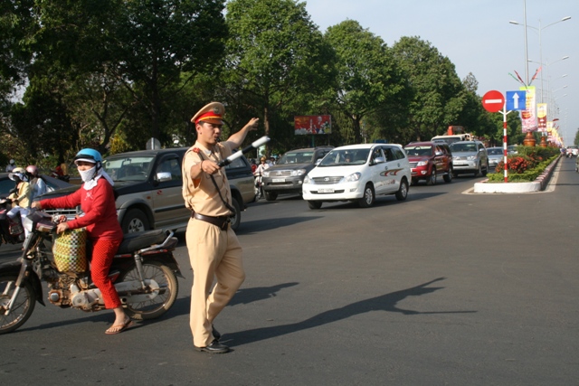 Cảnh sát giao thông phân luồng phương tiện trong Lễ hội Cà phê Buôn Ma Thuột lần thứ 3-2011.