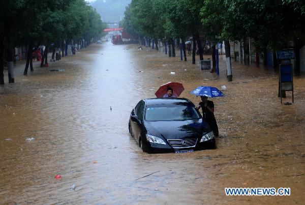 Đường phố ngập nước tại thành phố Cù Châu, tỉnh Chiết Giang ngày 19-6. Ảnh: Xinhua