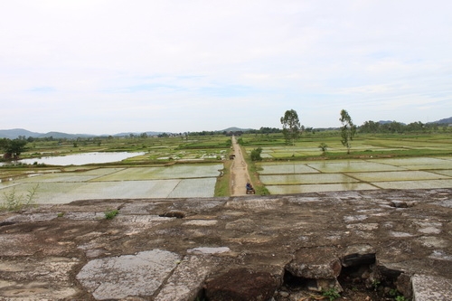 Thành nhà Hồ nhìn từ cổng phía bắc