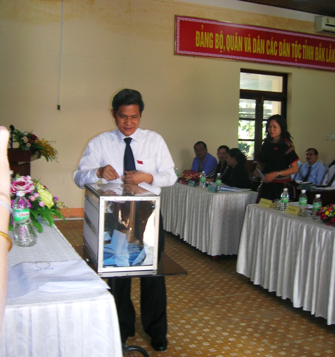 Chủ tịch UBND tỉnh khóa VII Lữ Ngọc Cư bỏ phiếu