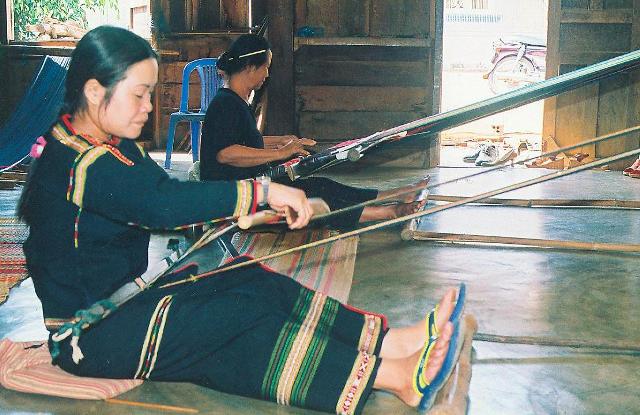 HTX thổ cẩm Tơng Bông (xã Ea Kao - TP. Buôn Ma Thuột), nay chỉ còn lại đôi ba khung dệt hoạt động cầm chừng do thiếu vốn và không tìm được đầu ra cho sản phẩm.