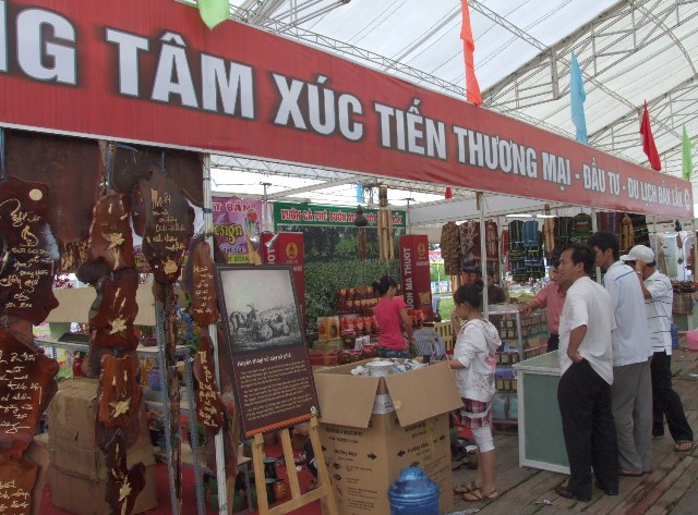 Giới thiệu sản phẩm truyền thống của DN Dak Lak tại HCTL trong nước.