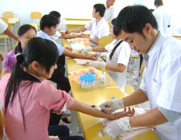 Đoàn viên thanh niên huyện Ea Kar thực hiện việc lấy máu xét nghiệm.