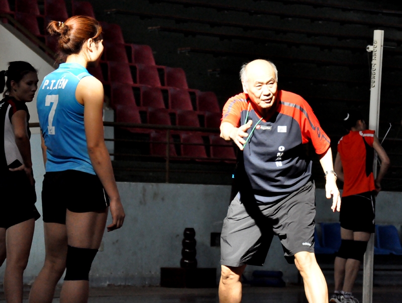 HLV Qiao Yu Chuan hướng dẫn các tuyển thủ tập luyện