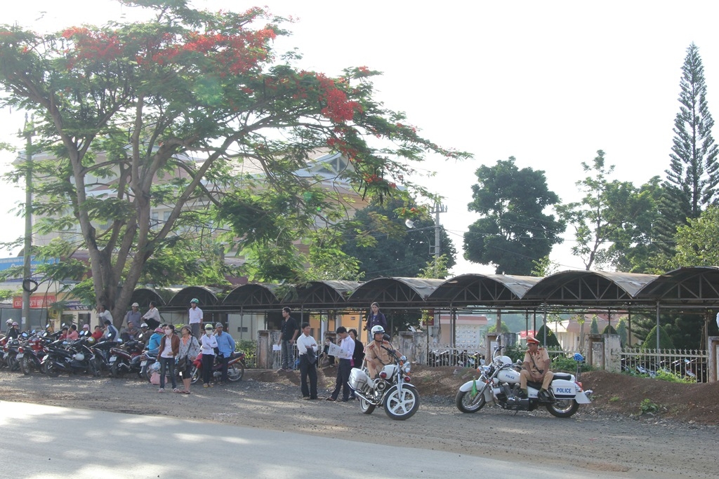 Lực lượng cảnh sát giao thông luôn túc trực tại các địa điểm thi để bảo đảm không xảy ra tình trạng kẹt xe, tắc đường