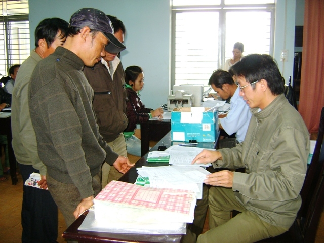  Cán bộ Chi nhánh Ngân hàng Chính sách xã hội huyện Krông Năng giải ngân tại xã Ea Tân.