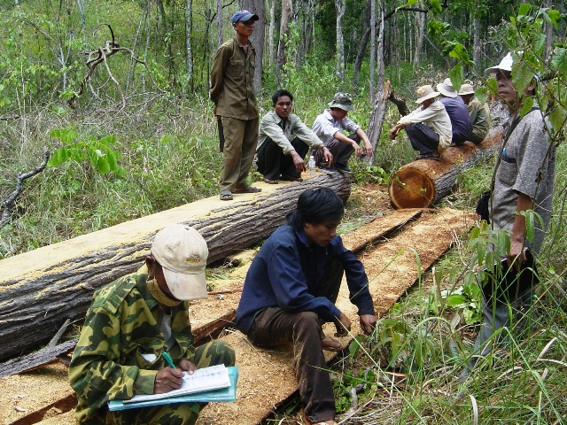 Cơ chế hưởng lợi hợp lý sẽ góp phần thu hút người dân, cộng đồng thôn, buôn tham gia quản lý, bảo vệ rừng hiệu quả.  Trong ảnh: Ban quản lý rừng cộng đồng buôn T’lý lập biên bản xử lý lâm tặc.