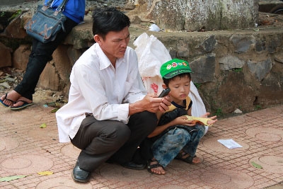 Cả bố và em trai cũng ngồi đợi chị ở bên ngoài