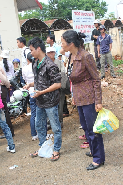 Không ít phụ huynh nhà ở  xa còn cẩn thận mua bánh, sữa, nước ngóng đợi con bên ngoài cổng trường