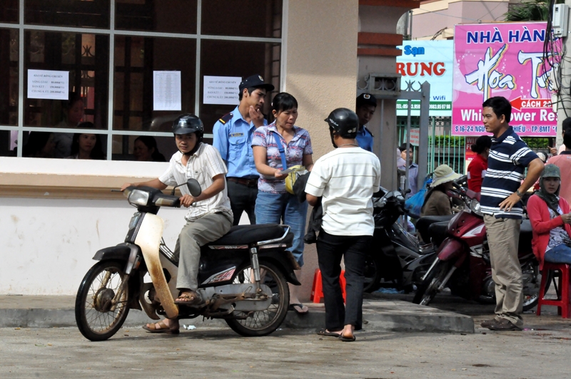 Các vệ sỹ bất lực nhìn cảnh mua bán diễn ra