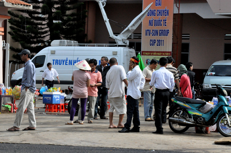 Cảnh tượng mua bán tấp nập trước cổng Nhà thi đấu TDTT tỉnh