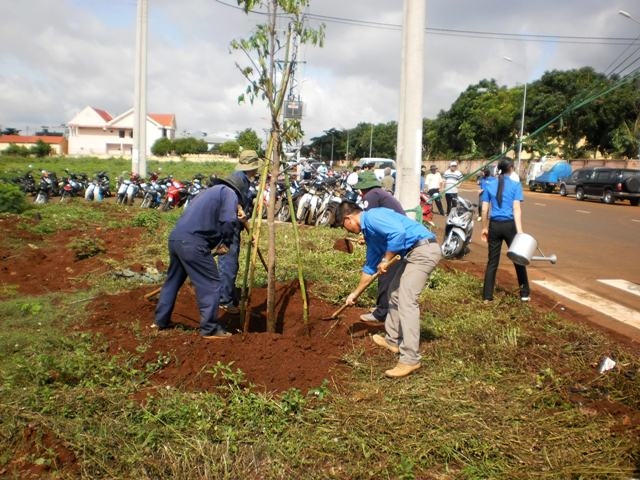 Thanh niên tham gia trồng cây hưởng ứng Ngày Môi trường thế giới năm 2011.