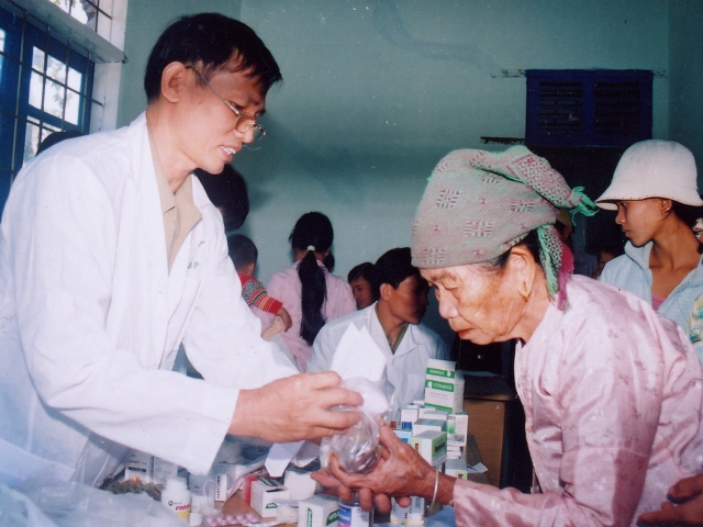 Hội Thầy thuốc trẻ tỉnh khám, phát thuốc tại xã Ea Sô (huyện Ea Kar).