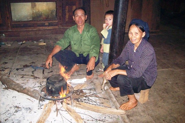 Gia đình ông Hoàng Văn Trì bên bếp lửa “thiêng” của gia đình.