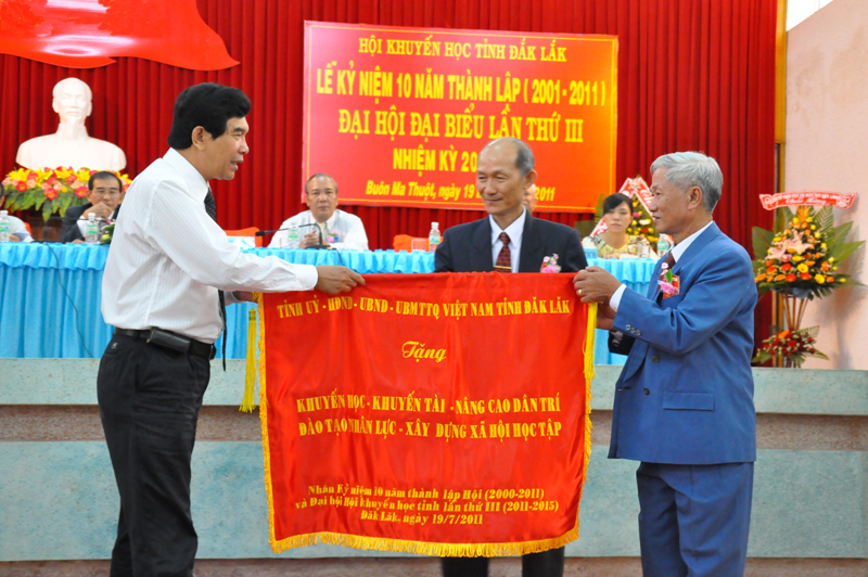 Thay mặt lãnh đạo Tỉnh ủy, HĐND, UBND, Ủy ban MTTQ Việt Nam tỉnh, đồng chí Hoàng Trọng Hải đã tặng bức trướng cho Hội Khuyến học tỉnh