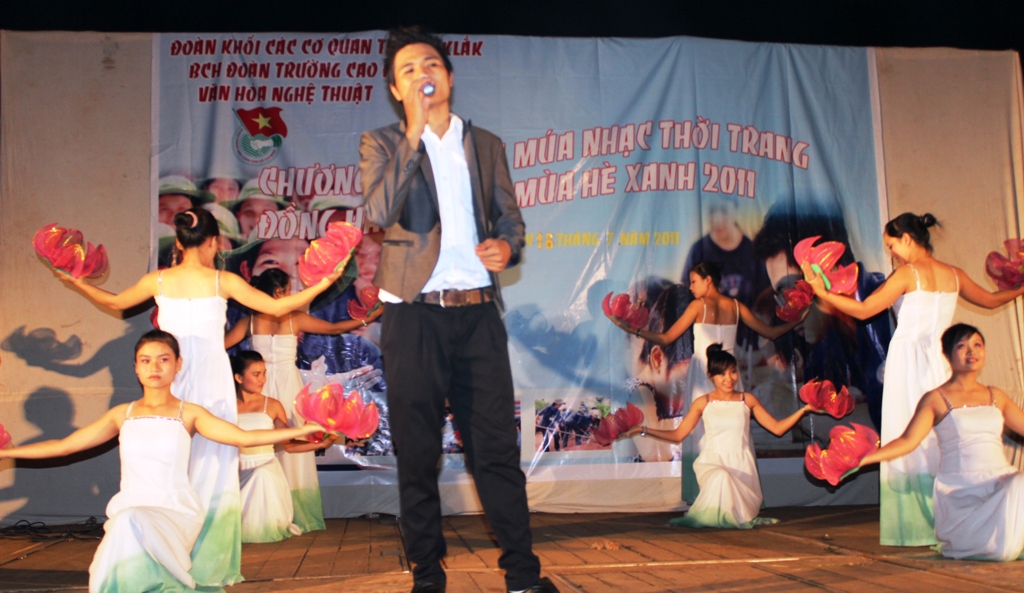 Tiết mục hát, múa “Đến với con người Việt Nam tôi”