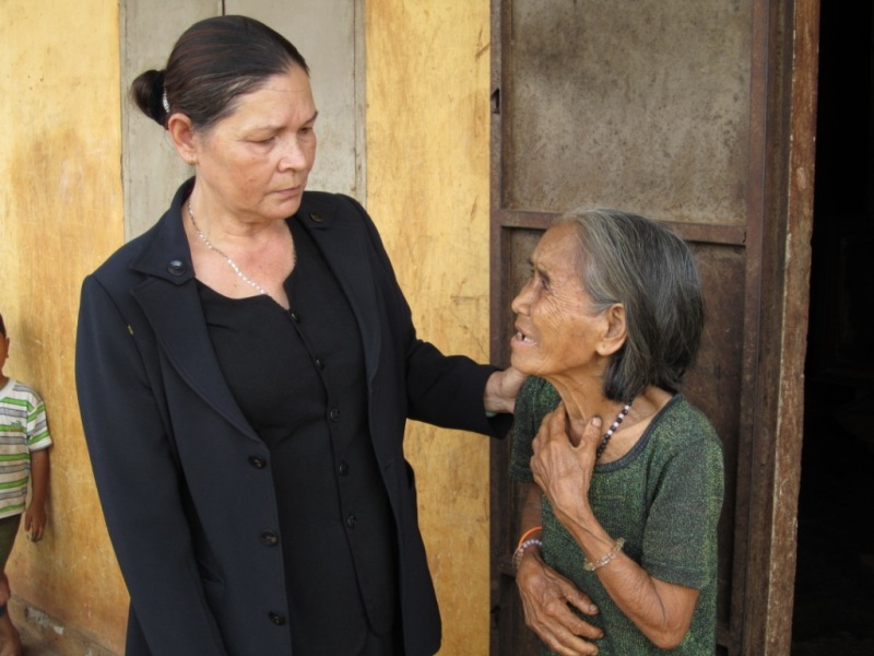  Bà H’Kar Niê thăm hỏi hộ nghèo ở buôn Phê, xã Ea Phê, huyện Krông Pak