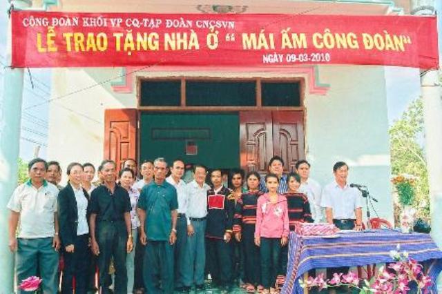 Nông trường Cao su Ea Ram (Công ty Cao su Ea H’leo) tặng nhà “mái ấm công đoàn” cho một hộ gia đình công nhân dân tộc Êđê có hoàn cảnh khó khăn.  Ảnh: Quang Trung