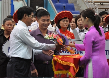 Đại diện Ban tổ chức giải tặng hoa, cờ lưu niệm cho nhà tài trợ (Công ty Hưng Phát, TP. Hồ Chí Minh)