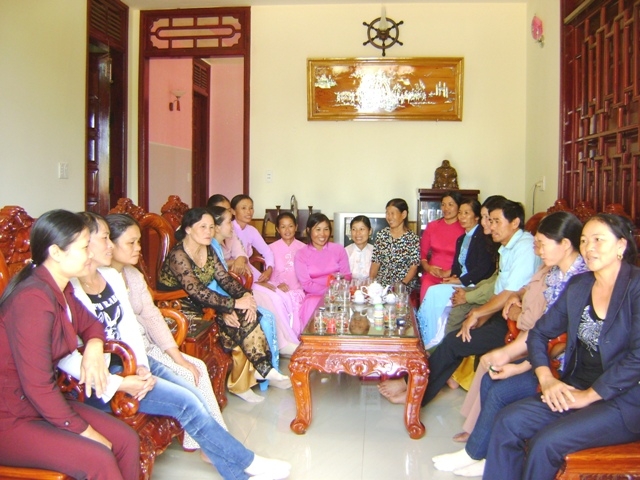 Một buổi sinh hoạt của Câu lạc bộ “Gia đình 5 không, 3 sạch” thôn 5, xã Phú Xuân.