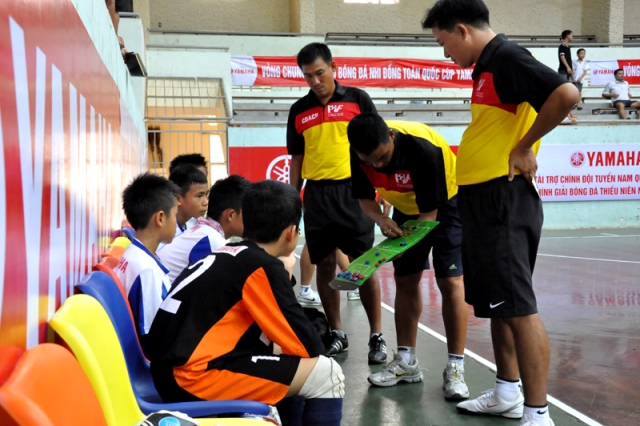 Các HLV của PVF đang hướng dẫn cầu thủ thi đấu tại Vòng chung kết Giải bóng đá Nhi đồng toàn quốc năm 2011.