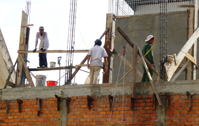 Đội thợ xây tự do của anh Công đang thi công nhà cao tầng trong tình trạng rất mất an toàn lao động.